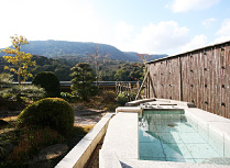 Guest room with outdoor bath